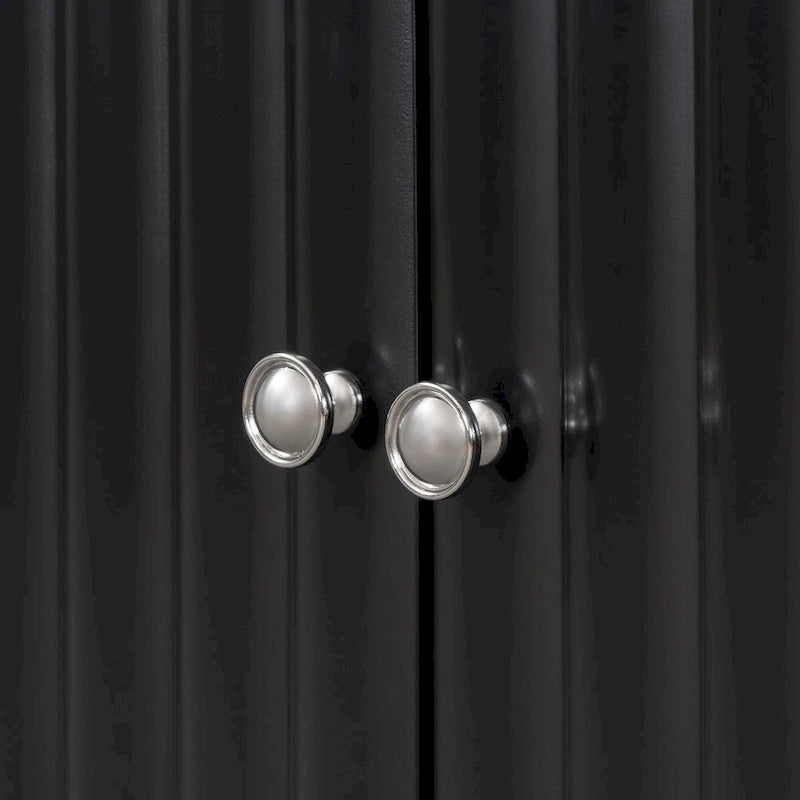 Aparador elegante com quatro portas de padrão ondulado, pernas cilíndricas e puxadores metálicos elegantes